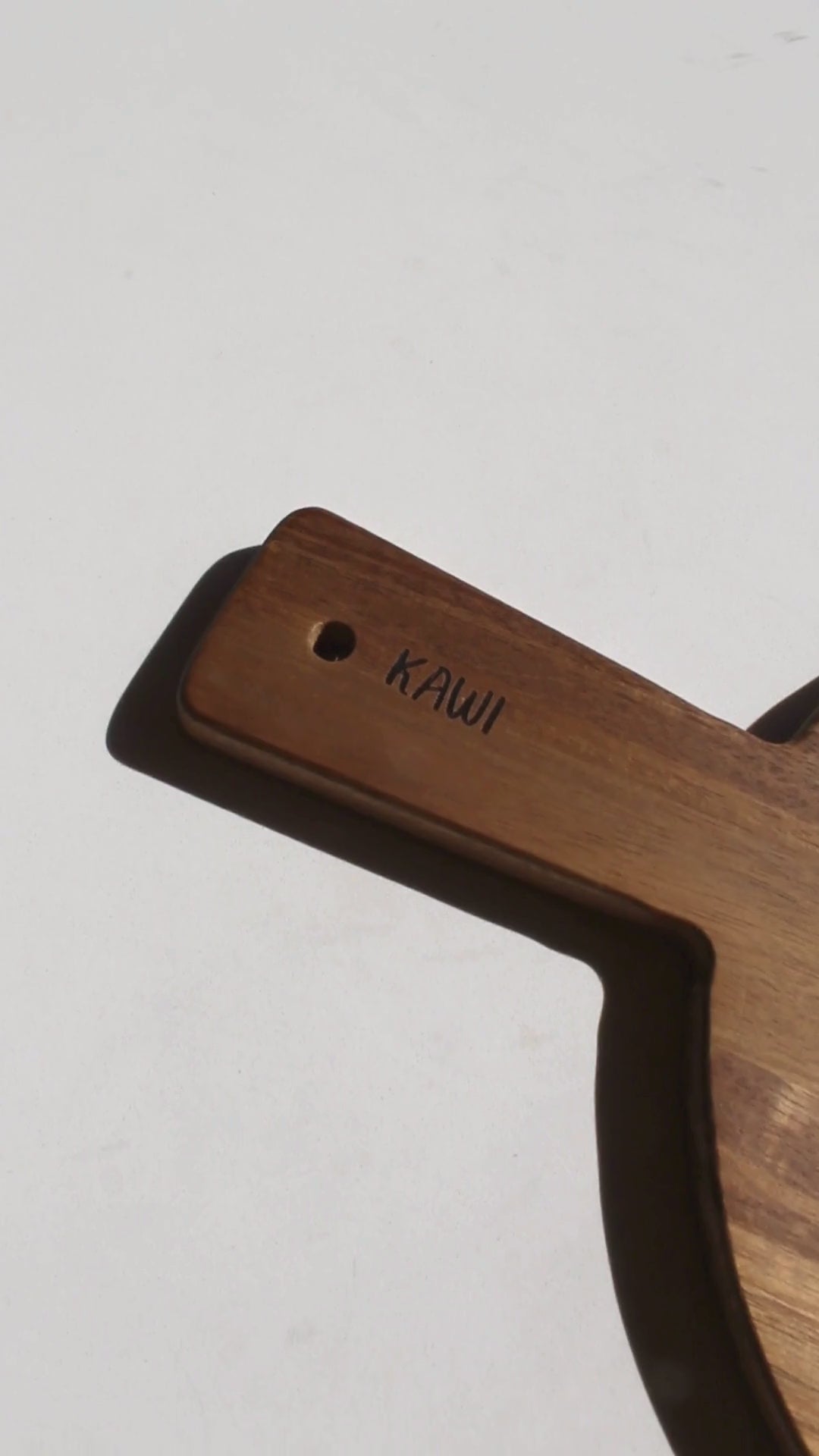 Tabla de aperitivo redonda Kawi. Combinación de madera de acacia y mármol. Diseño elegante y funcional. Perfecta para quesos y más. ¡Compra online y sorprende a tus invitados! Envío a Chile.