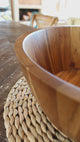 Bowl ensaladera de madera de acacia Kawi. Diseño amplio y elegante, perfecto para servir ensaladas. ¡Compra online y dale un toque natural a tu mesa! Envío a todo Chile.