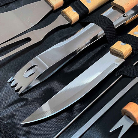 Set de asado completo de 10 piezas Kawi: cuchillo, espátula, tenedor, pinza, espadas y pinchos. Acero inoxidable y madera. ¡Para el parrillero experto! Compra online. Envíos a Chile.